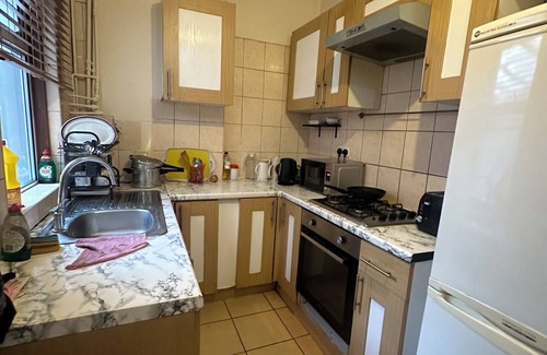 Slough Casa | 2/3 bedroom ground floor flat in the centre of Slough close to rail/bus London