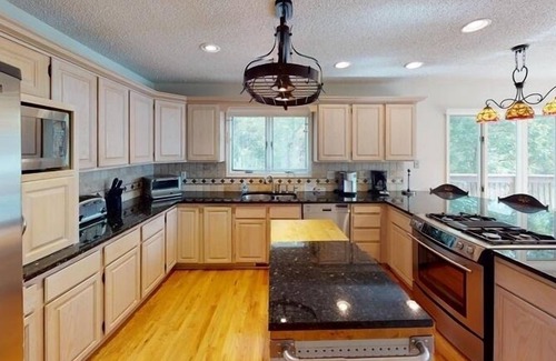 Huddleston Casa | 2-3 Night Minimum for ANY REMAINING DATES! Come Visit 'RendezVIEW'!