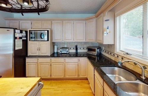 Huddleston Casa | 2-3 Night Minimum for ANY REMAINING DATES! Come Visit 'RendezVIEW'!