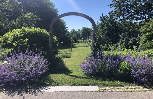 Kennebunk Casa | 2.5 Acre Historic Federal Style Home