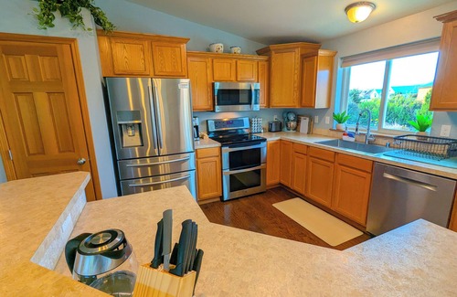 Sequim Casa | 2.5 Acre Retreat with Breathtaking Mountain Views. Walk to Beach!