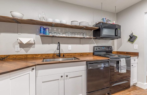 West End Apartamento | 2.5 Story Great Room! 5 min to Downtown
