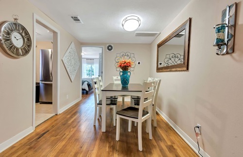 Boulevard Oaks Apartamento | ❤️ de Med Center / Montrose☀Pack n 'Play☀King Bed☀Netflix☀4KTV☀W / D