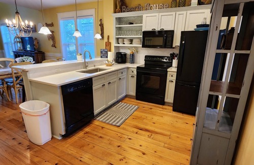 Laurel Grove Casa | 2 - 6 Seater Golf Carts, 5 Adult 2 Kid Bikes, 6 Beach Chairs, Picturesque Views!
