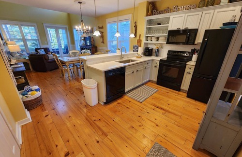 Laurel Grove Casa | 2 - 6 Seater Golf Carts, 5 Adult 2 Kid Bikes, 6 Beach Chairs, Picturesque Views!