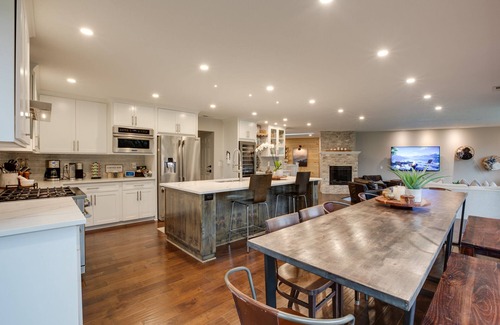 North Plains Casa | 2 Acre Home- Pond View with Hot-Tub - Sleeps 16