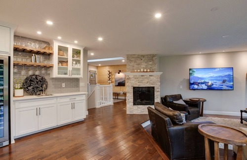 North Plains Casa | 2 Acre Home- Pond View with Hot-Tub - Sleeps 16