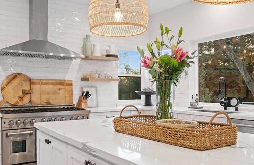 Loomis Casa | 2-acre Modern Boho Creekside Country Retreat (sleeps 14)