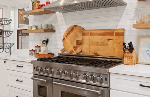 Loomis Casa | 2-acre Modern Boho Creekside Country Retreat (sleeps 14)