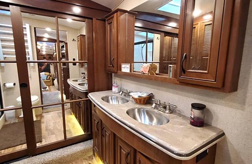 River Ranch Cabaña | 2 BATH Fully Stocked RV w/ FREE Golf Cart! 200