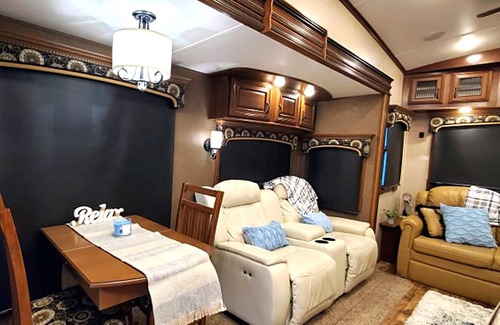 River Ranch Cabaña | 2 BATH Fully Stocked RV w/ FREE Golf Cart! 200