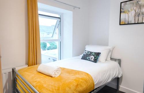 Port Talbot Apartamento | 2 Bathrooms, 5 Bedrooms, Available Parking