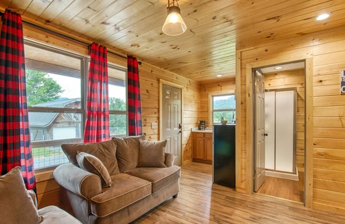 Waynesville Cabina | 2 Bedroom 1 Bath Cabin, Views, Easy Paved Access, Cable, WIFI Close to Town
