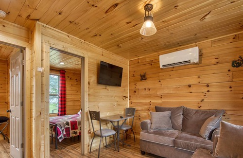 Waynesville Cabina | 2 Bedroom 1 Bath Cabin, Views, Easy Paved Access, Cable, WIFI Close to Town