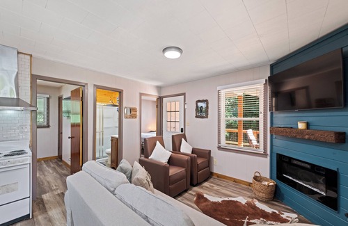 Maggie Valley Cabaña | 2 BD 1 Bath Cottage Pet OK Fenced Yard, Single Level, Easy Access, Hot Tub