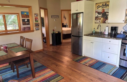 Hailey Cabaña | 2 Bd. 2 baños Casa de huéspedes privada con encanto ("The Beck Lodge")