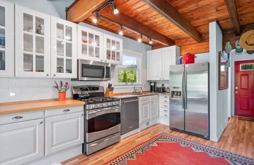 Harwich Port Cabaña | 2 bd, 2bth dog-friendly cottage on conservation land