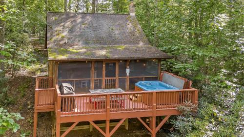 West Jefferson Casa | 2 Bd Cabin with Hot Tub, Direct Hiking Trail to New River