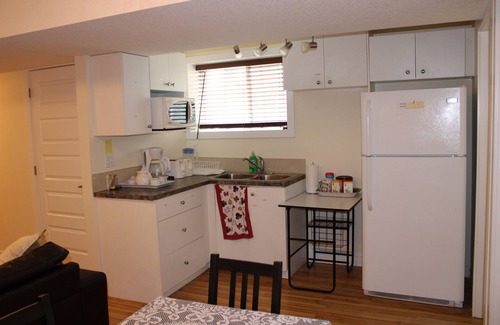 Northwest Edmonton Casa | 2 BD RM Casa moderna con entrada privada en un barrio tranquilo