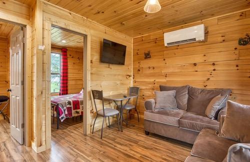 Waynesville Cabina | 2 Bedroom 1 Bath Cabin, Views, Easy Paved Access, Cable, WIFI Close to Town