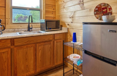 Waynesville Cabina | 2 Bedroom 1 Bath Cabin, Views, Easy Paved Access, Cable, WIFI Close to Town
