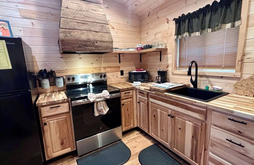 Fayetteville Cabina | 2 BDR 1.5 BA cabin located in the heart of the New River Gorge National Park