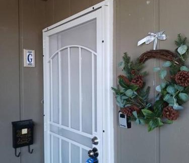 West University Apartamento | 2 bdrm 1mi UNR Pet-friendly parking space