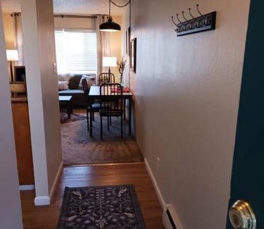 West University Apartamento | 2 bdrm 1mi UNR Pet-friendly parking space