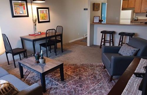 West University Apartamento | 2 bdrm 1mi UNR Pet-friendly parking space