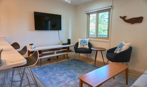 Caine Woods Casa | 2 Bdrm/2 Bath, Sleeps 6, Pool, Balcony, Wi-Fi, TVs