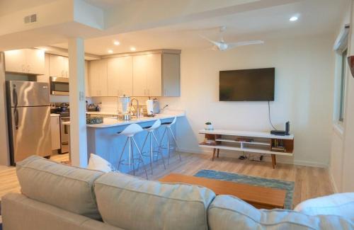 Caine Woods Casa | 2 Bdrm/2 Bath, Sleeps 6, Pool, Balcony, Wi-Fi, TVs