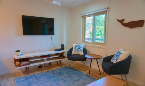Caine Woods Casa | 2 Bdrm/2 Bath, Sleeps 6, Pool, Balcony, Wi-Fi, TVs