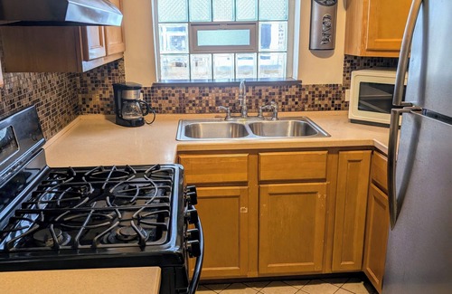 Washington Heights Apartamento | 2- Bdrm Apt Desert Themed w/AC in Chicago