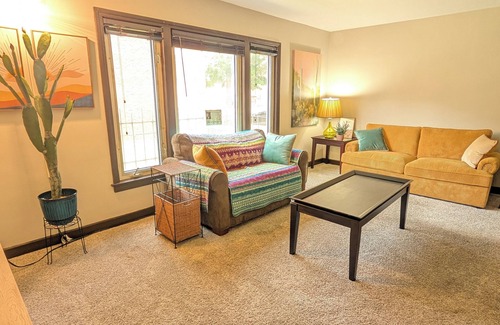 Washington Heights Apartamento | 2- Bdrm Apt Desert Themed w/AC in Chicago