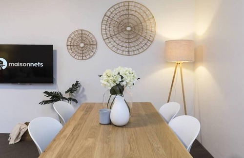 Neutral Bay Apartamento | 2 Bdrm Apt with Balcony & Parking, Close to Shops