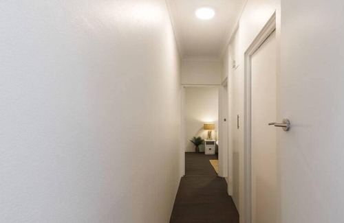 Neutral Bay Apartamento | 2 Bdrm Apt with Balcony & Parking, Close to Shops