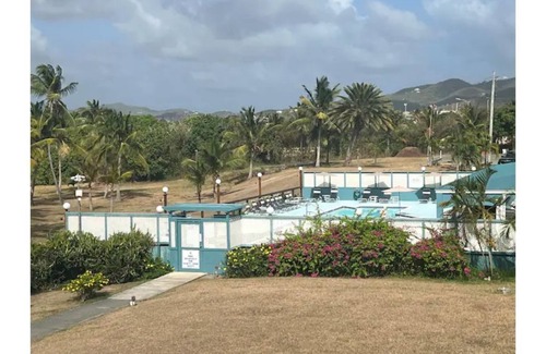 Estate Golden Rock Condominio | 2 bdrm Beachfront Penthouse & Tennis Resort 2 bath with million dollar views