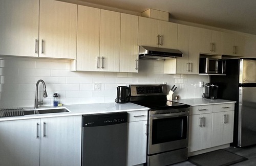Surrey Casa | 2 bdrm Guest Suite, Country Livin in City, scenic view of Mt. Baker, near shops.