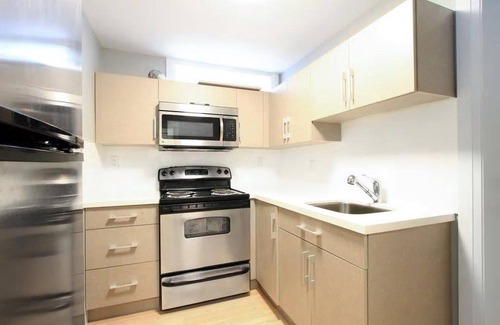 Riley Park-Little Mountain Casa | Estación de Canada Line Oakridge de 2 habitaciones en la casa de Canada.