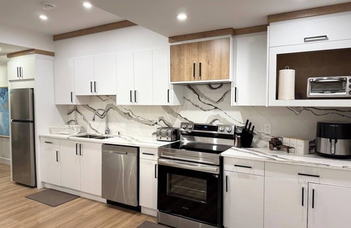 Beaumont Apartamento | 2 Bdrm Suite|TV| Wifi|Newly Built| 20 mins Airport