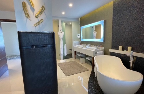 Cabo San Lucas Complejo | 2 bdrms & THREE baths in FIVE-DIAMOND Resort! Luxury awaits you!