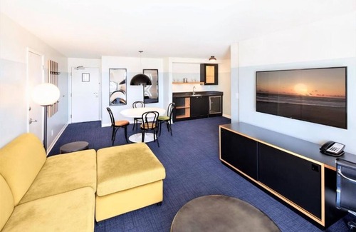 Venice Hotel | 2 Beach Rooms w/ Private Balcony | Kitchen | Free Breakfast | Rooftop