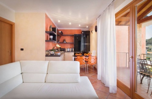 Albisano Apartamento | CASA MINERVA - NUEVA, CENTRAL Y SUPERIAMENTE AMUEBLADA, EN UN OASIS VERDE CON PISCINAS Y TINA IDROMASSAG