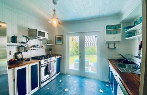 Mango Groves Cabaña | 2 Bed/1 Bath Historic Cottage Near the Beach w/ Pool-Bikes-WiFi-Cute & Cozy!