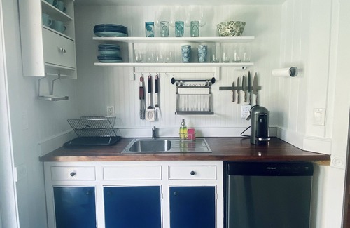 Mango Groves Cabaña | 2 Bed/1 Bath Historic Cottage Near the Beach w/ Pool-Bikes-WiFi-Cute & Cozy!