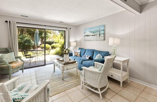 Hilton Head Casa | 2 Bed 2 and one half Bath 34 Coligny Villa Near Beach & Plaza