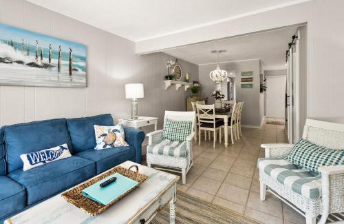 Hilton Head Casa | 2 Bed 2 and one half Bath 34 Coligny Villa Near Beach & Plaza