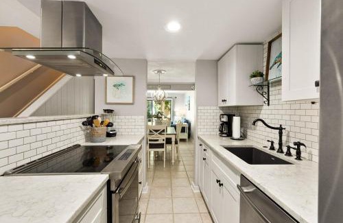 Hilton Head Casa | 2 Bed 2 and one half Bath 34 Coligny Villa Near Beach & Plaza