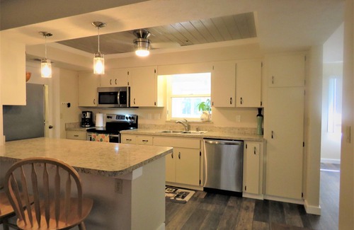 Golden Beach Villa | 2 bed/2 Ba Venice Island Villa - Walk to Beach & Historic Downtown Venice!