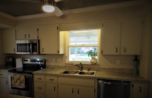 Golden Beach Villa | 2 bed/2 Ba Venice Island Villa - Walk to Beach & Historic Downtown Venice!